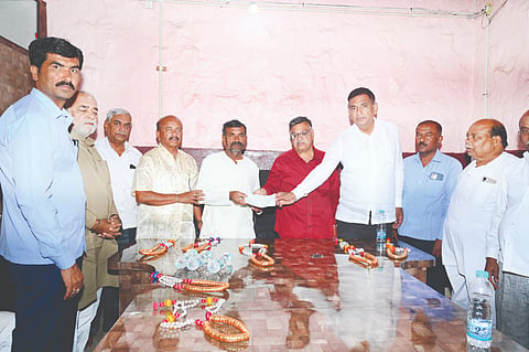 ಮುನವಳ್ಳಿ ಪಟ್ಟಣದ ವಿವಿಧೋದ್ದೇಶ ಪ್ರಾಥಮಿಕ ಗ್ರಾಮೀಣ ಕೃಷಿ ಸಹಕಾರ ಸಂದ ಸಭಾಂಗಣದಲ್ಲಿ ರೈತ ಲಾನುಭವಿಗಳಿಗೆ ಶೂನ್ಯ ಬಡ್ಡಿ ಸಾಲದ ಪತ್ತಿನ ಚೆಕ್​ನ್ನು ವಿರೂಪಾ ಮಾಮನಿ, ಅಂಬರೀಷ ಯಲಿಗಾರ ವಿತರಿಸಿದರು. ರವೀಂದ್ರ ಯಲಿಗಾರ, ಎಸ್​.ಎಸ್​.ಸಿದ್ದನ್ನವರ, ಅಶೋಕ ಪಟ್ಟಣಶೆಟ್ಟಿ ಇತರರಿದ್ದರು.