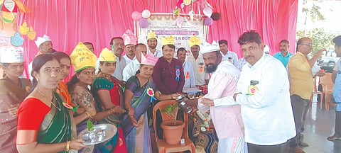 ಸತ್ತಿ ಗ್ರಾಮದ ಗಾಯಕವಾಡ ತೋಟದ ಪ್ರಾಥಮಿಕ ಶಾಲೆಯಲ್ಲಿ ಕಲಿಕಾ ಹಬ್ಬ ಕಾರ್ಯಕ್ರಮವನ್ನು ಗಣ್ಯರು ಉದ್ಘಾಟಿಸಿದರು. ಜಡೆಪ್ಪ ಕುಂಬಾರ, ಪ್ರಭುಲಿಂಗ ಪೂಜಾರಿ, ಸುಜಾತಾ ಸನದಿ, ಆರತಿ ಖೋತ ಇತರರಿದ್ದರು.