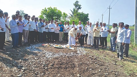ಜತ್ರಾಟ್‌ನ ಲಕ್ಷ್ಮೀ ದೇವಸ್ಥಾನದಿಂದ ವೇದಗಂಗಾ ನದಿವರೆಗೆ 1.2 ಕಿಮೀ ರಸ್ತೆ ಕಾಮಗಾರಿಗೆ ಎಂ.ಪಿ.ಪಾಟೀಲ ಹಾಗೂ ರಮೇಶ ಭೀವಶೆ ಚಾಲನೆ ನೀಡಿದರು. ಸಿದ್ದು ನರಾಟೆ, ಅವಿನಾಶ ಪಾಟೀಲ, ಪ್ರಕಾಶ ಶಿಂಧೆ ಇತರರಿದ್ದರು.