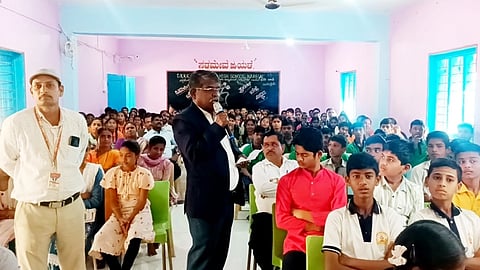 BAR ನರೇಗಲ್ಲ ಪಟ್ಟಣದ ಕೃಷ್ಣಾಜಿ ರಂಗರಾವ್ ಕುಲಕರ್ಣಿ ಸರ್ಕಾರಿ ಪ್ರೌಢಶಾಲೆಯಲ್ಲಿ ಬುಧವಾರ ಆಯೋಜಿಸಿದ್ದ ಕಾರ್ಯಕ್ರಮದಲ್ಲಿ ರಾಜ್ಯ ಮಕ್ಕಳ ಹಕ್ಕುಗಳ ರಕ್ಷಣಾ ಆಯೋಗದ ಸದಸ್ಯರಾದ ಶೇಖರಗೌಡ ರಾಮತ್ನಾಳ ಮಕ್ಕಳೊಂದಿಗೆ ಸಂವಾದ ನಡೆಸಿದರು.