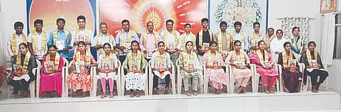 ನರೇಗಲ್ಲ ಪಟ್ಟಣದ ಬ್ರಹ್ಮಕುಮಾರಿ ಈಶ್ವರೀಯ ವಿಶ್ವವಿದ್ಯಾಲಯದಲ್ಲಿ ಎಸ್ಸೆಸ್ಸೆಲ್ಸಿ ಮತ್ತು ಪಿಯುಸಿಯ ಪ್ರತಿಭಾವಂತ ವಿದ್ಯಾರ್ಥಿಗಳನ್ನು ಸನ್ಮಾನಿಸಲಾಯಿತು.