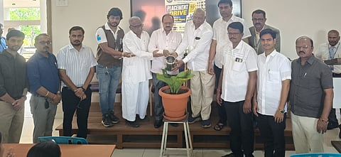 ನಿಪ್ಪಾಣಿಯ ವಿಎಸ್‌ಎಂಎಸ್‌ಆರ್‌ಕೆಐಟಿಯಲ್ಲಿ ಉದ್ಯೋಗ ಮೇಳವನ್ನು ಗಣ್ಯರು ಉದ್ಘಾಟಿಸಿದರು. ಚಂದ್ರಕಾಂತ ಕೋಠಿವಾಲೆ, ಪಪ್ಪು ಪಾಟೀಲ, ಹರಿಶ್ಚಂದ್ರ ಶಾಂಡಗೆ, ನಾಗರಾಜ ಪರೀಟ, ಸಮೀರ್ ಬಾಗೇವಾಡಿ, ಹರಿಶ್ಚಂದ್ರ ಶಾಂಡಗೆ ಇತರರಿದ್ದರು.