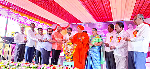  ರಾಯಬಾಗ ಪಟ್ಟಣದ ಆದರ್ಶ ಕನ್ನಡ ಮಾಧ್ಯಮ ಪ್ರಾಥಮಿಕ ಮತ್ತು ಪ್ರೌಢಶಾಲೆಯಲ್ಲಿ ಹಮ್ಮಿಕೊಂಡಿದ್ದ ಸ್ನೇಹಸಮ್ಮೇಳನವನ್ನು ಗಣ್ಯರು ಉದ್ಘಾಟಿಸಿದರು. ಚಂದ್ರಶೇಖರ ಶಿವಾಚಾರ್ಯರು, ಅರುಣ ಐಹೊಳೆ, ಸುಶೀಲಾ ಐಹೊಳೆ, ಮನೋಹರ ಪೂಜೇರಿ ಇತರರಿದ್ದರು.