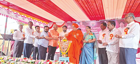 ರಾಯಬಾಗ ಪಟ್ಟಣದ ಆದರ್ಶ ಕನ್ನಡ ಮಾಧ್ಯಮ ಪ್ರಾಥಮಿಕ ಮತ್ತು ಪ್ರೌಢಶಾಲೆಯಲ್ಲಿ ಹಮ್ಮಿಕೊಂಡಿದ್ದ ಸ್ನೇಹಸಮ್ಮೇಳನವನ್ನು ಗಣ್ಯರು ಉದ್ಘಾಟಿಸಿದರು. ಚಂದ್ರಶೇಖರ ಶಿವಾಚಾರ್ಯರು, ಅರುಣ ಐಹೊಳೆ, ಸುಶೀಲಾ ಐಹೊಳೆ, ಮನೋಹರ ಪೂಜೇರಿ ಇತರರಿದ್ದರು.