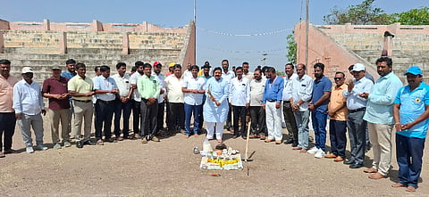 ರಾಯಬಾಗ ಸರ್ಕಾರಿ ಕೇಂದ್ರ ಶಾಲೆಯಲ್ಲಿ ಅಭಿವೃದ್ಧಿ ಕಾಮಗಾರಿಗೆ ಶಾಸಕ ಡಿ.ಎಂ.ಐಹೊಳೆ ಉಪಸ್ಥಿತಿಯಲ್ಲಿ ಮಕ್ಕಳು ಚಾಲನೆ ನೀಡಿದರು. ಎಸ್.ಎಸ್.ಹೊಸಮನಿ, ಎಂ.ವಿ.ಪಟ್ಟಣ, ಸದಾಶಿವ ಘೋರ್ಪಡೆ, ಅಣ್ಣಾಸಾಹೇಬ ಖೆಮಲಾಪುರೆ, ಮಹೇಶ ಕರಮಡಿ, ಎನ್.ವಿ.ಮಠದಕರ, ಸುರೇಶ ಮಾಳಿ ಇತರರಿದ್ದರು.