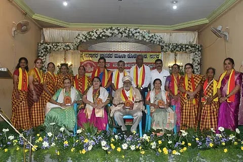 ಸಾಗರದಲ್ಲಿ ಆಯೋಜಿಸಿದ್ದ ಜಾನಪದ ಸಮಾವೇಶದಲ್ಲಿ ಸಾಧಕರಾದ ಸುನಂದಾ ಶ್ರೀಧರ್, ಜ್ಯೋತಿ ಸ್ವಾಮಿ, ಬಿ.ಟಾಕಪ್ಪ ಮತ್ತು ಸುನಂದಾ ಶಶಿಭೂಷಣ್ ಅವರನ್ನು ಸನ್ಮಾನಿಸಲಾಯಿತು. ಡಾ. ಜಿ.ಸಣ್ಣಹನುಮಪ್ಪ, ಅಬಸೆ ದಿನೇಶಕುಮಾರ ಜೋಷಿ, ಚೂಡಾಮಣಿ ರಾಮಚಂದ್ರ ಇತರರಿದ್ದರು.