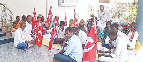 ಸಿಂಧನೂರಿನ ತಾಪಂ ಕಚೇರಿ ಮುಂದೆ ಪ್ರಾಂತ ರೈತ ಸಂಘದ ತಾಲೂಕು ಘಟಕ ಶನಿವಾರ ಧರಣಿ ನಡೆಸಿತು. ಸಂಘದ ತಾಲೂಕಾಧ್ಯಕ್ಷ ಬಸವಂತರಾಯಗೌಡ ಕಲ್ಲೂರು, ಕೂಲಿ ಕಾರ್ಮಿಕರಾದ ಪಾರ್ವತಿ ಮುಳ್ಳೂರು, ಅನಸೂಯಾ, ಪ್ರಭಾವತಿ, ಹುಲಿಗೆಮ್ಮ ಇತರರಿದ್ದರು.