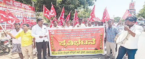 ಸಿಂಧನೂರಿನಲ್ಲಿ ಕಾರ್ಮಿಕ ಇಲಾಖೆ ಕಚೇರಿ ಮುಂದೆ ಎಐಸಿಸಿಟಿಯು ತಾಲೂಕು ಸಮಿತಿ ಬುಧವಾರ ಪ್ರತಿಭಟನೆ ನಡೆಸಿತು. ರಾಜ್ಯ ಸಹ ಕಾರ್ಯದರ್ಶಿ ನಾಗರಾಜ ಪೂಜಾರ್, ಆರ್.ಎಚ್. ಕಲಮಂಗಿ, ಶರಣಪ್ಪ ಉದ್ಬಾಳ ಇತರರಿದ್ದರು.