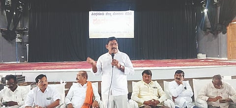 ಸಿಂಧನೂರಿನಲ್ಲಿ ಗುರುವಾರ ಸಿಂಧನೂರು ಜಿಲ್ಲಾ ಕೇಂದ್ರವಾಗಿಸುವ ಹಿನ್ನೆಲೆಯಲ್ಲಿ ನಡೆದ ವಿವಿಧ ಸಂಘಟನೆಗಳ ಪೂರ್ವಭಾವಿ ಸಭೆಯಲ್ಲಿ ಖಾಸಗಿ ಶಿಕ್ಷಣ ಸಂಸ್ಥೆಗಳ ಆಡಳಿತ ಮಂಡಳಿ ಒಕ್ಕೂಟದ ತಾಲೂಕು ಅಧ್ಯಕ್ಷ ವೈ.ನರೇಂದ್ರನಾಥ ಮಾತನಾಡಿದರು. ಸಮಿತಿ ಸಂಚಾಲಕ ಡಾ.ಬಿ.ಎನ್.ಪಾಟೀಲ್, ಕಸಾಪ ಮಾಜಿ ತಾಲೂಕಾಧ್ಯಕ್ಷೆ ಸರಸ್ವತಿ ಪಾಟೀಲ್, ಪಿಕಾರ್ಡ್ ಬ್ಯಾಂಕ್ ಅಧ್ಯಕ್ಷ ಎಂ.ದೊಡ್ಡಬಸವರಾಜ, ಅಮರಯ್ಯಸ್ವಾಮಿ ಅಲಬನೂರು ಇದ್ದರು.  