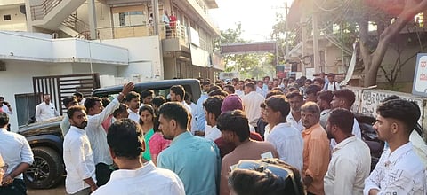 ಅಪಘಾತ ನಡೆದ ಸಿಂಧನೂರಿನ ಚೇತನ ಆಸ್ಪತ್ರೆ ಮುಂದೆ ಜಮಾಯಿಸಿದ್ದ ಜನರು.