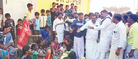 ಸಿಂಧನೂರು ತಾಲೂಕಿನ ಕುರುಕುಂದ ಗ್ರಾಮದ ಮೂರನೇ ವಾರ್ಡ್‌ಮತ್ತು ಜನತಾ ಕಾಲನಿಯ ಮಹಿಳೆಯರು ಕುಡಿವ ನೀರಿನ ಸಮಸ್ಯೆ ಪರಿಹರಿಸಬೇಕೆಂದು ಶಾಸಕ ಆರ್.ಬಸನಗೌಡ ತುರ್ವಿಹಾಳ ಅವರನ್ನು ಒತ್ತಾಯಿಸಿದರು.