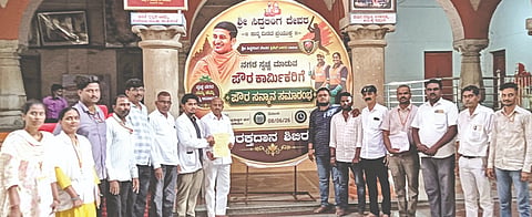 ತಾಳಿಕೋಟೆಯ ಶ್ರೀ ಖಾಸ್ಗತೇಶ್ವರ ಮಠದ ಬಾಲಶಿವಯೋಗಿ ಶ್ರೀ ಸಿದ್ಧಲಿಂಗ ಶ್ರೀಗಳ ಜನ್ಮದಿನದ ನಿಮಿತ್ತ ಅಭಿಮಾನಿ ಬಳಗದಿಂದ ಹಮ್ಮಿಕೊಡಿದ್ದ ರಕ್ತದಾನ ಶಿಬಿರದಲ್ಲಿ ಪಾಲ್ಗೊಂಡ ಶಿಬಿರಾರ್ಥಿಗಳಿಗೆ ಡಾ. ಅರಸಿದ್ದಿ ಮುಂಡರಗಿ ಅಭಿನಂದನಾ ಪತ್ರ ನೀಡಿ ಗೌರವಿಸಿದರು. ಮುರುಘೇಶ ವಿರಕ್ತಮಠ, ದಿಲೀಪ್‌ಸಿಂಗ್, ಅರುಣಕುಮಾರ, ನಬಿಸಾಬ, ಪ್ರಕಾಶ ಕವಲಗಿ ಮತ್ತಿತರಿದ್ದರು.