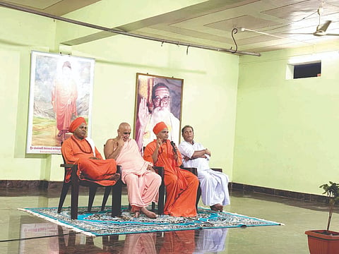 ಹುಣಸಿಕೊಳ್ಳ ಮಠದಲ್ಲಿ ಸಿದ್ಧಬಸವ ದೇವರು ಮಾತನಾಡಿದರು. ಆನಂದ ಮಹಾರಾಜ ಗೋಸಾವಿ, ಬಸವಾನಂದ ಸ್ವಾಮೀಜಿ ಇತರರಿದ್ದರು.