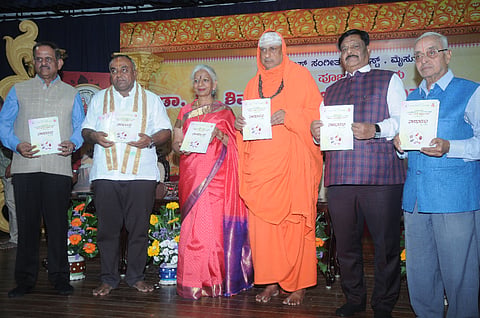 ನಗರದಲ್ಲಿ ಮಂಗಳವಾರ ಸಂಜೆ ಆಯೋಜಿಸಿದ್ದ 30ನೇ ಸಂಗೀತ ಸಮ್ಮೇಳನವನ್ನು ಸಚಿವ ಡಾ.ಎಚ್.ಸಿ.ಮಹದೇವಪ್ಪ ಉದ್ಘಾಟಿಸಿದರು. ಶ್ರೀ ಶಿವರಾತ್ರಿ ದೇಶಿಕೇಂದ್ರ ಸ್ವಾಮೀಜಿ, ಡಾ.ಟಿ.ಎಸ್.ಸತ್ಯವತಿ, ಟಿ.ಎಸ್.ಶ್ರೀವತ್ಸ, ಸಿ.ಜೆ.ಬೆಟಸೂರಮಠ, ಎಸ್.ರಾಮಪ್ರಸಾದ್ ಇನ್ನಿತರರಿದ್ದರು