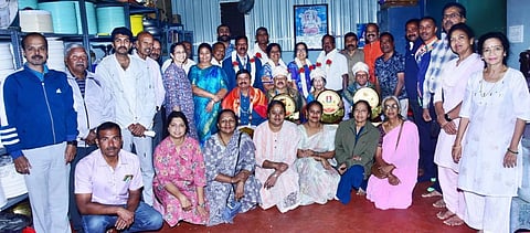ಕೋಲಾರ ಮಾಸ್ಟರ್ ಅಥ್ಲೆಟಿಕ್ ಕ್ರೀಡಾಕೂಟಕ್ಕೆ ತೆರಳುವ ಕ್ರೀಡಾಪಟುಗಳಿಗೆ ಟ್ರಾೃಕ್ ಸೂಟ್ ವಿತರಣೆ ಮಾಡಲಾಯಿತು. ಅಂಶಿ ಪ್ರಸನ್ನಕುಮಾರ್, ಬಿ.ಬಸವರಾಜು, ಎಂ.ಯೋಗೇಂದ್ರ ಇದ್ದರು.