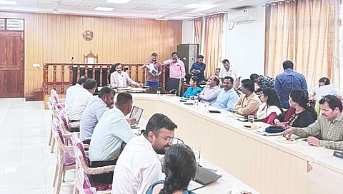  ಇ-ಪೌತಿ ಆಂದೋಲನದ ಅದಾಲತ್ ಸಂಬಂಧಿಸಿದಂತೆ ಹೆಚ್ಚುವರಿ ಜಿಲ್ಲಾಧಿಕಾರಿ ಡಾ.ಪಿ.ಶಿವರಾಜು ಅಧ್ಯಕ್ಷತೆಯಲ್ಲಿ ಜಿಲ್ಲೆಯ ಉಪ ವಿಭಾಗಾಧಿಕಾರಿಗಳು, ತಹಶೀಲ್ದಾರ್‌ಗಳ ಸಭೆ ಆಯೋಜಿಸಲಾಗಿತ್ತು.