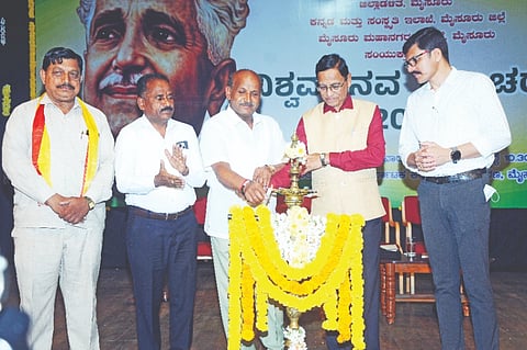 ಕಿರುರಂಗಮಂದಿರದಲ್ಲಿ ಸೋಮವಾರ ಆಯೋಜಿಸಿದ್ದ ವಿಶ್ವಮಾನವ ದಿನಾಚರಣೆಯನ್ನು ವಿಧಾನ ಪರಿಷತ್ ಸದಸ್ಯ ಸಿ.ಎನ್.ಮಂಜೇಗೌಡ ಉದ್ಘಾಟಿಸಿದರು.ಪ್ರೊ.ಸಿ.ನಾಗಣ್ಣ, ವಿ.ಎನ್.ಮಲ್ಲಿಕಾರ್ಜುನ ಸ್ವಾಮಿ, ಡಾ.ಎಂ.ಡಿ. ಸುದರ್ಶನ್ ಇದ್ದರು.