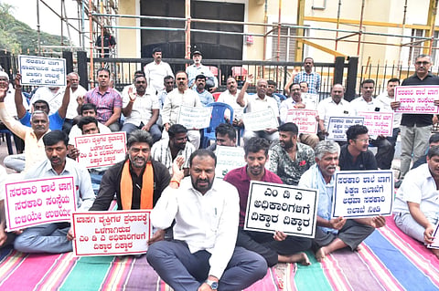  ಮೈಸೂರು ಅಭಿವೃದ್ಧಿ ಪ್ರಾಧಿಕಾರದ ಕಟ್ಟಡವನ್ನು ಖಾಸಗಿಯವರಿಗೆ ನೀಡಬಾರದು ಎಂದು ಆಗ್ರಹಿಸಿ ಇಟ್ಟಿಗೆಗೂಡು ಹಾಗೂ ನಜರ್‌ಬಾದ್ ನಿವಾಸಿಗಳು ಶುಕ್ರವಾರ ಮೈಸೂರಿನಲ್ಲಿ ಪ್ರತಿಭಟನೆ ನಡೆಸಿದರು.