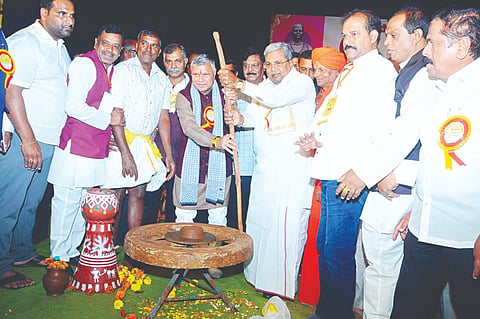ಮೈಸೂರಿನ ಕಲಾಮಂದಿರದಲ್ಲಿ ಸೋಮವಾರ ಆಯೋಜಿಸಿದ್ದ ರಾಜ್ಯ ಕುಂಬಾರರ ಮಹಾ ಸಮ್ಮೇಳನವನ್ನು ಮುಖ್ಯಮಂತ್ರಿ ಸಿದ್ದರಾಮಯ್ಯ ಉದ್ಘಾಟಿಸಿದರು.