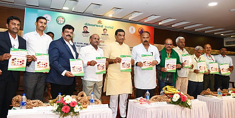 ನಗರದ ಖಾಸಗಿ ಹೋಟೆಲ್‌ನಲ್ಲಿ ಗುರುವಾರ ಆಯೋಜಿಸಿದ್ದ ಅರಿಶಿಣ ಪದಾರ್ಥಗಳ ಖರೀದಿದಾರರು, ಮಾರಾಟಗಾರರ ಸಮಾವೇಶದಲ್ಲಿ ಗಣ್ಯರು ಅರಿಶಿಣ ಸಂಬಂಧಿಸಿ ಕಿರುಹೊತ್ತಗೆ ಬಿಡುಗಡೆ ಮಾಡಿದರು. ಸಿ.ಎನ್.ಮಂಜೇಗೌಡ,  ಕೆ.ಶಿವಕುಮಾರ್, ಬಿ.ಆರ್.ಗಿರೀಶ್, ಪಲ್ಲೆ ಗಂಗಾರೆಡ್ಡಿ, ಚೇತನ್‌ಕುಮಾರ್, ಈರಪ್ಪ ಯಡವಣ್ಣವರ್ ಇತರರಿದ್ದರು.