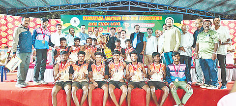 ನಗರದಲ್ಲಿ ಆಯೋಜಿಸಿದ್ದ ರಾಜ್ಯ ಮಟ್ಟದ ಸೀನಿಯರ್ ಖೋ-ಖೋ ಚಾಂಪಿಯನ್‌ಷಿಪ್ 2026 ಪಂದ್ಯಾವಳಿಯಲ್ಲಿ ರಾಯಚೂರು ತಂಡಕ್ಕೆ ಡಾ.ಎಚ್.ಸಿ.ಮಹದೇವಪ್ಪ ಬಹುಮಾನ ವಿತರಿಸಿದರು. ಎಂ.ಕೆ.ಸೋಮಶೇಖರ್, ನಾಗರಾಜ್ ವಿ.ಬೈರಿ, ಡಾ.ಪಿ.ಶಿವರಾಜು, ಅಂಶಿ ಪ್ರಸನ್ನಕುಮಾರ್, ಜಿನೇಶ್, ಬಿ.ಸಣ್ಣೇಗೌಡ, ಸ್ವಾಮಿ ಇತರರು ಇದ್ದರು. 