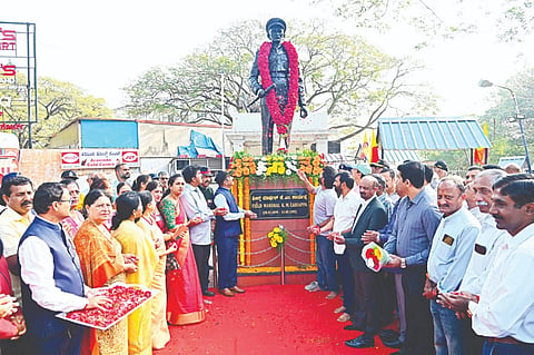 ನಗರದಲ್ಲಿ ಬುಧವಾರ ಆಯೋಜಿಸಿದ್ದ ಫೀಲ್ಡ್ ಮಾರ್ಷಲ್ ಕೆ.ಎಂ. ಕಾರ್ಯಪ್ಪ ಜನ್ಮ ದಿನ ಪ್ರಯುಕ್ತ ಅವರ ಪ್ರತಿಮೆಗೆ ಗಣ್ಯರು ಪುಷ್ಪ ನಮನ ಸಲ್ಲಿಸಿದರು.ಪ್ರತಾಪ್ ಸಿಂಹ, ಎಲ್.ನಾಗೇಂದ್ರ, ಎಂ.ಜೆ.ರವಿಕುಮಾರ್, ಸುಬ್ಬಣ್ಣ, ಪ್ರಮೀಳಾ ಭರತ್, ಪೊಂಜಾಂಡ ಎ.ಗಣಪತಿ, ಮುಕ್ಕಾಟಿರ ಸಿ.ಅಶೋಕ್, ನಾಯಕಂಡ ತಿಮ್ಮಯ್ಯ ಇತರರಿದ್ದರು.