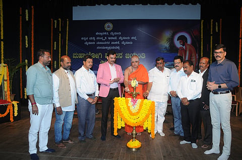 ಜಿಲ್ಲಾಡಳಿತ, ಕನ್ನಡ ಮತ್ತು ಸಂಸ್ಕೃತಿ ಇಲಾಖೆ ಹಾಗೂ ನಗರ ಪಾಲಿಕೆ ವತಿಯಿಂದ ಕಿರು ರಂಗಮಂದಿರದಲ್ಲಿ ಶುಕ್ರವಾರ ಆಯೋಜಿಸಿದ್ದ ಕಾರ್ಯಕ್ರಮವನ್ನು ಗಣ್ಯರು ಉದ್ಘಾಟಿಸಿರು. ಶ್ರೀ ವೇಮಾನಂದ ಸ್ವಾಮೀಜಿ, ಡಾ.ಪಿ.ಶಿವರಾಜ್, ಡಾ.ಆವರೆಕಾಡು ವಿಜಯಕುಮಾರ, ಡಾ.ಎಂ.ಡಿ.ಸುದರ್ಶನ್, ಪ್ರಭಾಕರ್ ರೆಡ್ಡಿ, ಚೆನ್ನಾರೆಡ್ಡಿ, ಶಾಂತರಾಜು, ಸುರೇಶ್, ಪ್ರಸನ್ನ ಇದ್ದರು.