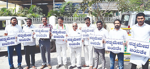ಮುಡಾ ನಿವೇಶನ ಹಂಚಿಕೆ ಪ್ರಕರಣದಲ್ಲಿ ಸಿಎಂ ಸಿದ್ದರಾಮಯ್ಯ ಆರೋಪಮುಕ್ತರಾಗಿದ್ದರಿಂದ ಕಾಂಗ್ರೆಸ್ ಕಾರ್ಯಕರ್ತರು ಗುರುವಾರ ಸಂಭ್ರಮಾಚರಣೆ ನಡೆಸಿದರು. ಎಂ.ಲಕ್ಷ್ಮಣ್, ಬಿ.ಜೆ.ವಿಜಯಕುಮಾರ್, ಆರ್.ಮೂರ್ತಿ ಇನ್ನಿತರರಿದ್ದರು.