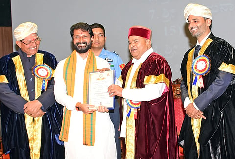 ಎಂಎಲ್ಸಿ ಸಿ.ಟಿ.ರವಿ ಅವರಿಗೆ ಪಿಎಚ್.ಡಿ ಪದವಿಯನ್ನು ರಾಜ್ಯಪಾಲ ಥಾವರ ಚಂದ್ ಗೆಹಲೋಟ್ ಪ್ರದಾನ ಮಾಡಿದರು. ಪ್ರೊ.ಶರಣಪ್ಪ ವಿ.ಹಲಸೆ, ಡಾ.ಸಿ.ಎಸ್.ಆನಂದಕುಮಾರ್, ಪ್ರೊ.ಎಸ್.ಕೆ.ನವೀನ್‌ಕುಮಾರ್ ಇದ್ದರು