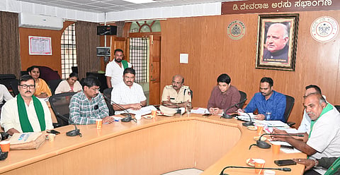  ನಗರದ ಜಿಲ್ಲಾ ಪಂಚಾಯಿತಿಯ ಡಿ.ದೇವರಾಜ ಅರಸು ಸಭಾಂಗಣದಲ್ಲಿ ಜಿಲ್ಲಾಧಿಕಾರಿ ಜಿ.ಲಕ್ಷ್ಮೀಕಾಂತರೆಡ್ಡಿ ಅವರು ಕಬ್ಬು ಬೆಳೆಗಾರರು, ಸಕ್ಕರೆ ಕಾರ್ಖಾನೆ ಆಡಳಿತ ಮಂಡಳಿಯೊಂದಿಗೆ ಸಭೆ ನಡೆಸಿದರು. ಎಸ್.ಯುಕೇಶ್ ಕುಮಾರ್,  ಕೆ.ಎಚ್.ರವಿ, ಮಂಟೇಸ್ವಾಮಿ, ಕುರುಬೂರು ಶಾಂತಕುಮಾರ್ ಇನ್ನಿತರರಿದ್ದರು.