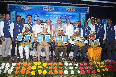 ರಾಣಿ ಬಹದ್ದೂರ್ ಸಭಾಂಗಣದಲ್ಲಿ ಶುಕ್ರವಾರ ವಿವಿಧ ಕ್ಷೇತ್ರದ ಸಾಧಕರನ್ನು ಸನ್ಮಾನಿಸಲಾಯಿತು. ಡಾ.ಯತೀಂದ್ರ ಸಿದ್ದರಾಮಯ್ಯ, ಡಾ.ಡಿ. ತಿಮ್ಮಯ್ಯ. ಪ್ರೊ.ಡಿ.ಆನಂದ್, ಪ್ರೊ.ರಾಜಪ್ಪ ದಳವಾಯಿ, ಬಳಗದ ಪದಾಧಿಕಾರಿಗಳು ಇದ್ದರು.