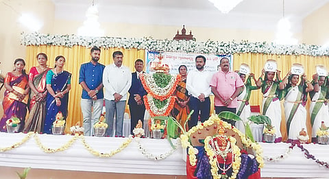 ಶ್ರೀಕ್ಷೇತ್ರ ಧರ್ಮಸ್ಥಳ ಗ್ರಾಮಾಭಿವೃದ್ಧಿ ಯೋಜನೆ ಬಿ.ಸಿ.ಟ್ರಸ್ಟ್‌ನಿಂದ ನಗರದಲ್ಲಿ ಆಯೋಜಿಸಿದ್ದ ತಾಲೂಕು ಮಟ್ಟದ ಮಹಿಳಾ ವಿಚಾರಗೋಷ್ಠಿಯಲ್ಲಿ ವಿ.ವಿಜಯಕುಮಾರ್ ನಾಗನಾಳ, ಜಿ.ಎಸ್.ಶಿವಸ್ವಾಮಿ,  ವಿಕಾಸ್ ಶಾಸ್ತ್ರಿ,  ಆಶಾ ಇತರರು ಇದ್ದರು.