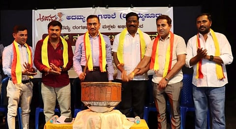 ಶ್ರೀರಂಗ ವೇದಿಕೆಯಲ್ಲಿ ಆಯೋಜಿಸಿದ್ದ ಮಕ್ಕಳ ನಾಟಕ ಪ್ರದರ್ಶನವನ್ನು ನಿವೃತ್ತ ಡಿವೈ.ಎಸ್.ಪಿ. ಶಾಂತಮಲ್ಲಪ್ಪ ಉದ್ಘಾಟಿಸಿದರು. ಟಿ. ಸತೀಶ್ ಜವರೇಗೌಡ, ಚಂದ್ರು ಮಂಡ್ಯ, ಪಿ.ಪ್ರಶಾಂತ್ ಗೌಡ, ರವಿಕುಮಾರ್ ಬೆಕ್ಯಾ, ಕೆ.ಎಲ್. ಅನೂಪ್ ಇದ್ದರು.