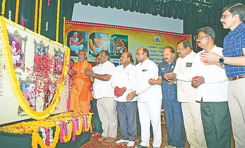   ಕಲಾಮಂದಿರದಲ್ಲಿ ಮಂಗಳವಾರ ಆಯೋಜಿಸಲಾಗಿದ್ದ ಜಯಂತಿಯಲ್ಲಿ ಶಿವಶರಣರ ಭಾವಚಿತ್ರಕ್ಕೆ ಗಣ್ಯರು ಪುಷ್ಪ ನಮನ ಸಲ್ಲಿಸಿದರು. ಕೆ.ಹರೀಶ್‌ಗೌಡ, ಡಾ.ಡಿ.ತಿಮ್ಮಯ್ಯ, ಶ್ರೀ ರುದ್ರಪ್ಪ ಹರಳಯ್ಯ ಸ್ವಾಮೀಜಿ ಇನ್ನಿತರರಿದ್ದರು