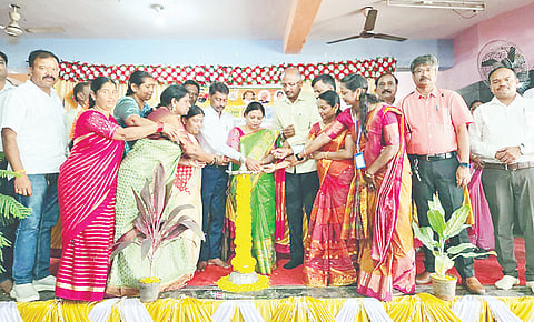 ಜಿಲ್ಲಾ ಪಂಚಾಯಿತಿ, ತಾಲೂಕು ಪಂಚಾಯಿತಿಯಿಂದ ಇಲವಾಲದಲ್ಲಿ ಆಯೋಜಿಸಿದ್ದ ಅಂತಾರಾಷ್ಟ್ರೀಯ ಮಹಿಳಾ ದಿನಾಚರಣೆ ಹಾಗೂ ಪಂಚ ಗ್ಯಾರಂಟಿ ಯೋಜನೆಗಳ ಬಗ್ಗೆ ಅರಿವು ಕಾರ್ಯಕ್ರಮದಲ್ಲಿ ಅರುಣ್‌ಕುಮಾರ್, ಎಂ.ಬಿ.ಸವಿತಾ, ಗುರುಸ್ವಾಮಿ, ಸಿ.ಕೃಷ್ಣ,  ಬಿ.ಕರೀಗೌಡ, ಬಸವಣ್ಣ ಇತರರಿದ್ದರು.