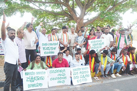 ಕುಕ್ಕರಹಳ್ಳಿ ಕೆರೆ ಪ್ರದೇಶದಲ್ಲಿ ವಾಣಿಜ್ಯ ಮತ್ತು ಬಹುಮಹಡಿ ಕಟ್ಟಡ ನಿರ್ಮಾಣ ನಿರ್ಬಂಧಿಸಬೇಕು ಎಂದು ಆಗ್ರಹಿಸಿ ಪರಿಸರ ಸಂರಕ್ಷಿಸಿ ಹೋರಾಟ ಸಮಿತಿಯಿಂದ ನಗರದಲ್ಲಿ  ಪ್ರತಿಭಟನೆ ನಡೆಯಿತು. ಡಾ.ಕೆ.ಎಂ.ಜಯರಾಮಯ್ಯ, ಭಾನುಮೋಹನ್, ಅರವಿಂದ್ ಶರ್ಮ, ಸೋಸಲೆ ಸಿದ್ದರಾಜು ಇತರರು ಇದ್ದರು.