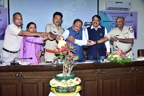 ಜಿಲ್ಲಾ ಪಂಚಾಯಿತಿ ಅಬ್ದುಲ್ ನಜೀರ್ ಸಾಬ್ ಸಭಾಂಗಣದಲ್ಲಿ ಬುಧವಾರ ಆಯೋಜಿಸಿದ್ದ ಕಾರ್ಯಕ್ರಮವನ್ನು ಗಣ್ಯರು ಉದ್ಘಾಟಿಸಿದರು. ಡಾ.ಎನ್.ಎಲ್.ರಾಜೇಶ್, ಡಾ.ಪಿ.ಶಿವರಾಜು, ರವಿಶಂಕರ್, ಸಿ.ಮಲ್ಲಿಕ್, ಕೆ.ಎಸ್.ಸುಂದರ್ ರಾಜ್, ಪ್ರಭುಸ್ವಾಮಿ, ಸವಿತಾ ಇದ್ದರು.