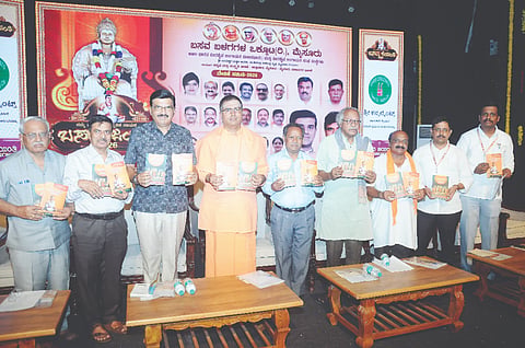 ಪ್ರೊ.ಮೊರಬದ ಮಲ್ಲಿಕಾರ್ಜುನ ಅವರ ‘ಬಸವ ವಚನ ಚಿಂತನ’ ಹಾಗೂ ಡಾ.ಬಿ.ವಿ.ವಸಂತಕುಮಾರ್ ಅವರ ‘ಅನುದಿನ ವಚನ’ ಪುಸ್ತಗಳನ್ನು ಗಣ್ಯರು ಬಿಡುಗಡೆ ಮಾಡಿದರು. ಡಾ.ಶ್ರೀ ಶರತ್‌ಚಂದ್ರ ಸ್ವಾಮೀಜಿ, ಪ್ರೊ.ಎಂ.ಕೃಷ್ಣೇಗೌಡ, ಡಾ.ರಾಜಪ್ಪ ದಳವಾಯಿ, ಪ್ರೊ.ಅಶೋಕ್ ಸಂಗಪ್ಪ ಆಲೂರ, ಡಿ.ಎನ್.ಲೋಕಪ್ಪ, ಎಂ.ಚಂದ್ರಶೇಖರ್ ಇದ್ದರು.