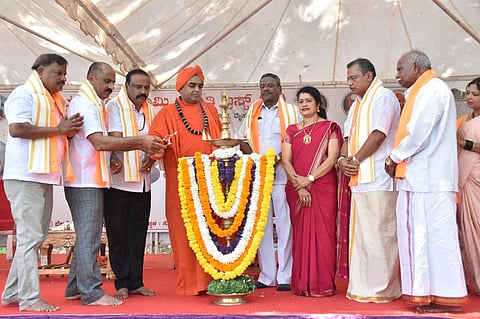 ನಗರದ ಹಾರ್ಡಿಂಜ್ ವೃತ್ತದ ಬಳಿ ದೊಡ್ಡ ಕೆರೆ ಮೈದಾನದಲ್ಲಿರುವ ಶ್ರೀಸೋಮೇಶ್ವರ ದೇವಸ್ಥಾನದ ಆವರಣದಲ್ಲಿ ಭಾನುವಾರ ಶ್ರೀಸಿದ್ಧಲಿಂಗೇಶ್ವರಸ್ವಾಮಿ 23ನೇ ವಾರ್ಷಿಕೋತ್ಸವ ಅದ್ದೂರಿಯಾಗಿ ನೆರವೇರಿತು.