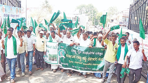 ಬಣ್ಣಾರಿ ಸಕ್ಕರೆ ಕಾರ್ಖಾನೆ ಕಬ್ಬಿನ ಲಾಭಾಂಶದ ಹಣ ಬಿಡುಗಡೆ ಮಾಡಬೇಕು ಎಂದು ಒತ್ತಾಯಿಸಿ ಕರ್ನಾಟಕ ರಾಜ್ಯ ಕಬ್ಬು ಬೆಳೆಗಾರ ಸಂಘದಿಂದ ಪ್ರತಿಭಟನೆ ನಡೆಯಿತು. ಹಳ್ಳಿಕೆರೆಹುಂಡಿ ಭಾಗ್ಯರಾಜ್, ನಾಗರಾಜ್, ಕೆರೆಹುಂಡಿ ರಾಜಣ್ಣ, ರಾಜು ಅಂಡುವಿನಹಳ್ಳಿ , ವಳಗೆರೆ ಗಣೇಶ್, ಮಲಿಯೂರು ಮಹೇಂದ್ರ, ಪ್ರಕಾಶ್‌ಗಾಂಧಿ ದೇವನೂರು ನಾಗೇಂದ್ರ ಇತರರು ಇದ್ದರು.