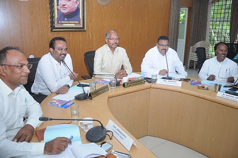  ಮೈಸೂರು ಜಿಲ್ಲಾ ಪಂಚಾಯತ್‌ನ ಡಿ.ದೇವರಾಜ ಅರಸು ಸಭಾಂಗಣದಲ್ಲಿ ಶುಕ್ರವಾರ ಜಿಲ್ಲಾ ಗ್ಯಾರಂಟಿ ಅನುಷ್ಠಾನ ಸಮಿತಿ ಸಭೆ ನಡೆಯಿತು.  ಅರುಣ್ ಕುಮಾರ್,  ಎಸ್.ಯುಕೇಶ್ ಕುಮಾರ್, ಶಿವಕುಮಾರ್,  ಹುಣಸೂರು ಬಸವಣ್ಣ, ಬಿ.ಎನ್. ಕರೀಗೌಡ ಹಾಗೂ ಇತರರು ಇದ್ದರು.