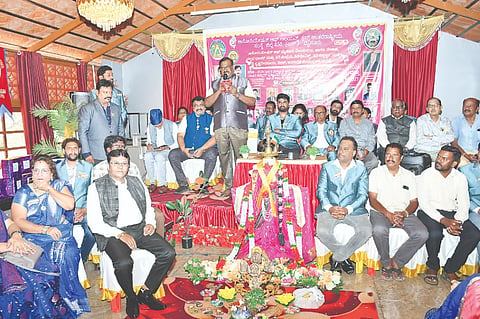 ಅಲೆಯನ್ಸ್  ಎಂಟು ಕ್ಲಬ್‌ಗಳ ಪದಾಧಿಕಾರಿಗಳ ಪದಗ್ರಹಣ ಸಮಾರಂಭದಲ್ಲಿ ನಾಗರಾಜ ವಿ. ಬೈರಿ, ಅಂಶಿ ಪ್ರಸನ್ನಕುಮಾರ್, ಮಹಾಬಲೇಶ್ವರಿ ಬೈರಿ, ಎಸ್. ವೆಂಕಟೇಶ್, ಸಿರಿ ಬಾಲು, ಆಕಾಶ್ ಬೈರಿ, ಡಾ.ಕೆ.ಬಿ. ಲಿಂಗರಾಜು, ಸಿ.ಬಿ.ಶ್ರೀಶೈಲ, ಕೃಷ್ಣೋಜಿರಾವ್ ಇತರರಿದ್ದರು.