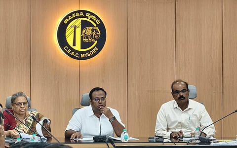 ಪ್ರಧಾನಮಂತ್ರಿ ಸೂರ್ಯ ಘರ್ ಯೋಜನೆ ಜಾಗೃತಿ ಕುರಿತು ನಿತೇಶ್ ಪಾಟೀಲ್ ಅಧ್ಯಕ್ಷತೆಯಲ್ಲಿ ಅಧಿಕಾರಿಗಳು, ಪೂರೈಕೆದಾರರ ಸಭೆ ಆಯೋಜಿಸಲಾಗಿತ್ತು. ಶರಣಮ್ಮ ಎಸ್. ಜಂಗಿನ, ಎಲ್. ಲೋಕೇಶ್ ಇದ್ದರು.