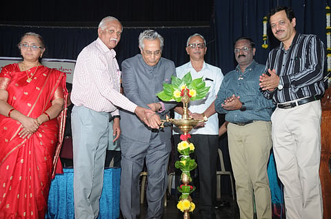 ನಗರದ ಜಗನ್ಮೋಹನ ಅರಮನೆ ಸಭಾಂಗಣದಲ್ಲಿ ಶನಿವಾರ ಆಯೋಜಿಸಿದ್ದ ಕಾರ್ಯಕ್ರಮವನ್ನು ಗಣ್ಯರು ಉದ್ಘಾಟಿಸಿದರು. ಪ್ರೊ.ಎಂ.ಎಸ್.ಕೆ.ನರಹರಿ ಬಾಬು, ಎಂ.ಡಿ. ಗೋಪಿನಾಥ್, ಎಸ್.ಬಾಲಾಜಿ, ವೈ.ಆರ್.ರಮೇಶ್, ಕೆ.ಎನ್. ಫಣೀಶ್, ಸಿ.ಎನ್.ನಾಗರಾಜು ಇದ್ದರು.