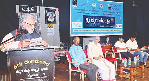   ಕಿರುರಂಗಮಂದಿರದಲ್ಲಿ ಭಾನುವಾರ ಸಂಜೆ ಆಯೋಜಿಸಿದ್ದ ‘ಗ್ರೀಷ್ಮ ರಂಗೋತ್ಸವ’ ಸಮಾರೋಪ ಕಾರ್ಯಕ್ರಮದಲ್ಲಿ ರಂಗಕರ್ಮಿ, ಪದ್ಮಶ್ರೀ ಪುರಸ್ಕೃತ ಡಾ.ಹಾಸನ ರಘು ಮಾತನಾಡಿದರು. ಎ.ಎಂ.ಬಾಬು, ಡಾ.ಬಿ.ಎಸ್.ಚನ್ನಕೇಶವ ಮೂರ್ತಿ, ದೀಪಕ್ ಮೈಸೂರು, ನಾಗೇಂದ್ರ ಪ್ರಸಾದ್ ಇದ್ದರು.