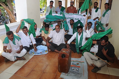 ರಾಸಾಯನಿಕ ಗೊಬ್ಬರ, ಬಿತ್ತನೆ ಬೀಜದ ಬೆಲೆ ಏರಿಕೆ ಮಾಡುವುದು ಸೇರಿದಂತೆ ವಿವಿಧ ಬೇಡಿಕೆ ಈಡೇರುವಂತೆ ಕರ್ನಾಟಕ ರಾಜ್ಯ ಕಬ್ಬು ಬೆಳೆಗಾರರ ಸಂಘದಿಂದ ನಗರದಲ್ಲಿ ಪ್ರತಿಭಟನೆ ನಡೆಯಿತು. ಹಳ್ಳಿಕೆರೆಹುಂಡಿ ಭಾಗ್ಯರಾಜ್, ಕೆರೆಹುಂಡಿ ರಾಜಣ್ಣ, ವಳಗೆರೆ ಗಣೇಶ್, ಎಚ್.ಗುಂಡ್ಲಾ ಚಿದಂಬರ,ಮಲಿಯೂರು ಮಹೇಂದ್ರ, ಗೌಡಿಕೆ ಸೋಮಣ್ಣ, ಮುದ್ದಳ್ಳಿ ಮಧು, ಸಿದ್ದರಾಮಪ್ಪ ಇತರರು ಇದ್ದರು.