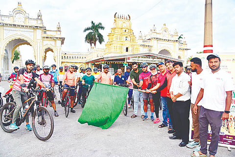 ವಿಶ್ವ ಬೈಸಿಕಲ್ ದಿನದ ಅಂಗವಾಗಿ ನಗರದಲ್ಲಿ ಬುಧವಾರ ಆಯೋಜಿಸಿದ್ದ ಸೈಕಲ್ ರ‌್ಯಾಲಿಗೆ ಬಿ.ಮಂಜುನಾಥ್ ಚಾಲನೆ ನೀಡಿದರು. ರಮೇಶ್ ನರಸಯ್ಯ, ಅನಿಲ್ ಇತರರು ಇದ್ದರು.