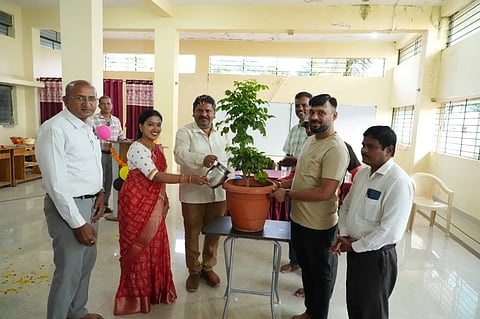 ನಗರದ ಸರಸ್ವತಿಪುರಂನಲ್ಲಿ ಬಸವಮಾರ್ಗ ಉಚಿತ ವಸತಿನಿಲಯ ಉದ್ಘಾಟನೆಯಲ್ಲಿ ಎಚ್.ಪಿ.ಮಂಜುನಾಥ್ ಗಿಡಕ್ಕೆ ನೀರೆದರು. ಎಸ್.ಬಸವರಾಜು, ಖುಷಿವಿನು, ಚಂದ್ರ, ಸ್ವಾಮಿ ಇತರರು ಇದ್ದರು.