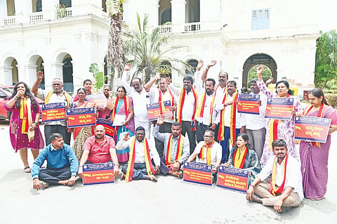 ಮೇಕೆದಾಟು ಅಣೆಕಟ್ಟು ನಿರ್ಮಾಣ ಯೋಜನೆ ಕೈಗೆತ್ತಿಕೊಳ್ಳುವಂತೆ ಒತ್ತಾಯಿಸಿ ಕನ್ನಡಾಂಬೆ ರಕ್ಷಣಾ ವೇದಿಕೆಯಿಂದ ನಗರದಲ್ಲಿ ಪ್ರತಿಭಟನೆ ನಡೆಯಿತು. ರಾಜಶೇಖರ್, ಖಜಾಂಜಿ  ನಂಜುಂಡ, ಹರೀಶ್, ಕಿಕ್ಕೇರಿ ಕಿರಣ , ಹೊನ್ನೇಗೌಡ, ಜಿ.ತಾರಾ, ವತ್ಸಲಾ, ರಶ್ಮಿಸಿಂಗ್, ಇ.ವಿ. ನಾಗರಾಜ್, ಕಿರಣ, ರವಿಗೌಡ, ಶೋಭಾ ಇತರರು ಇದ್ದರು.