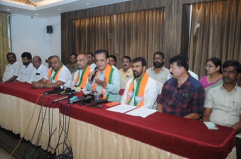 ನಗರದಲ್ಲಿ ಸೋಮವಾರ ಮಾಜಿ ಸಚಿವ ಡಾ.ಸಿ.ಎನ್.ಅಶ್ವತ್ಥನಾರಾಯಣ ಮಾತನಾಡಿದರು. ಟಿ.ಎಸ್.ಶ್ರೀವತ್ಸ, ಎಲ್.ನಾಗೇಂದ್ರ,  ಸುಬ್ಬಣ್ಣ, ಶಿವಕುಮಾರ್, ಎಂ.ಜಿ.ಮಹೇಶ್ ಇನ್ನಿತರರಿದ್ದರು.